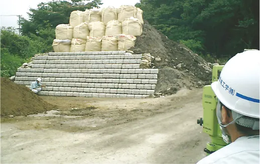 ラップブロックの盛土載荷試験（変位測定状況）